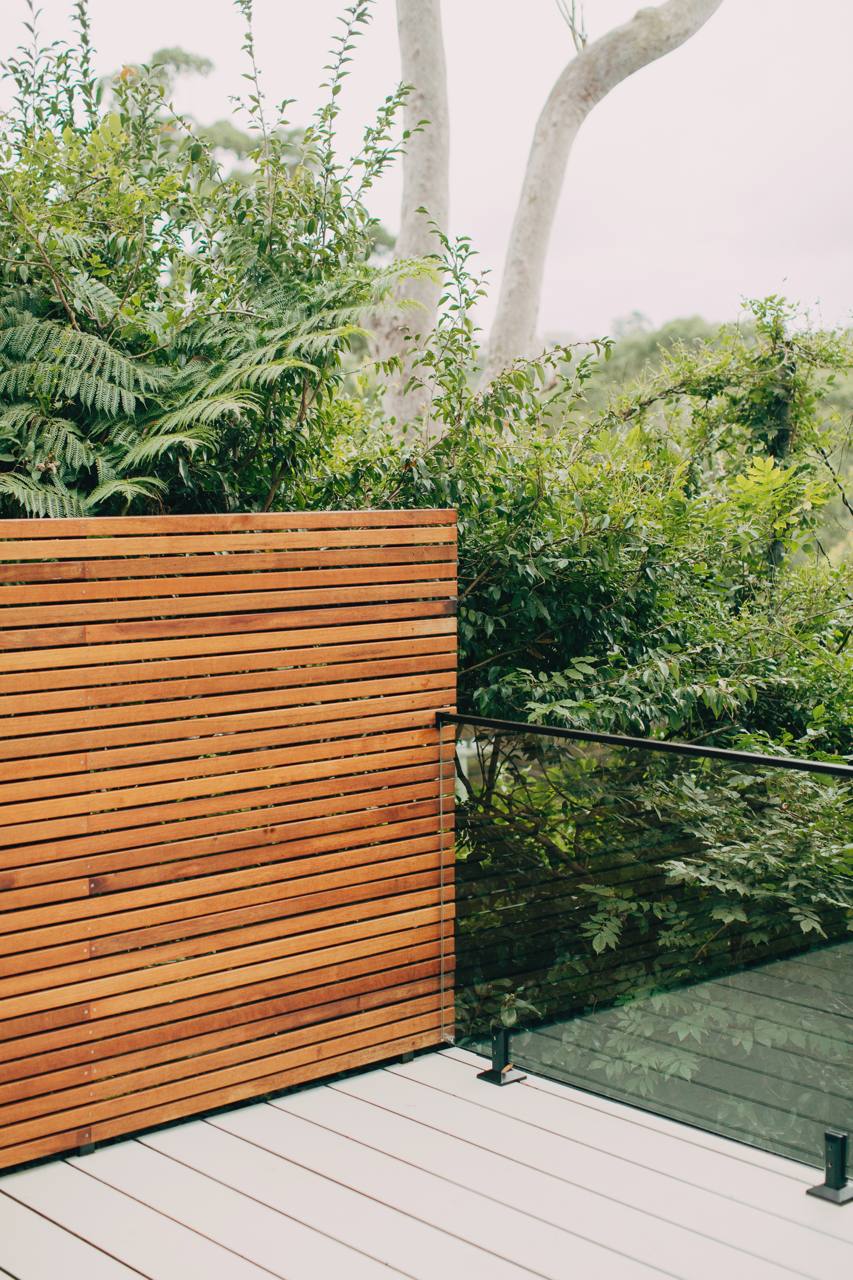 Hardwood batten privacy screen and glass balustrade on the Chatswood deck